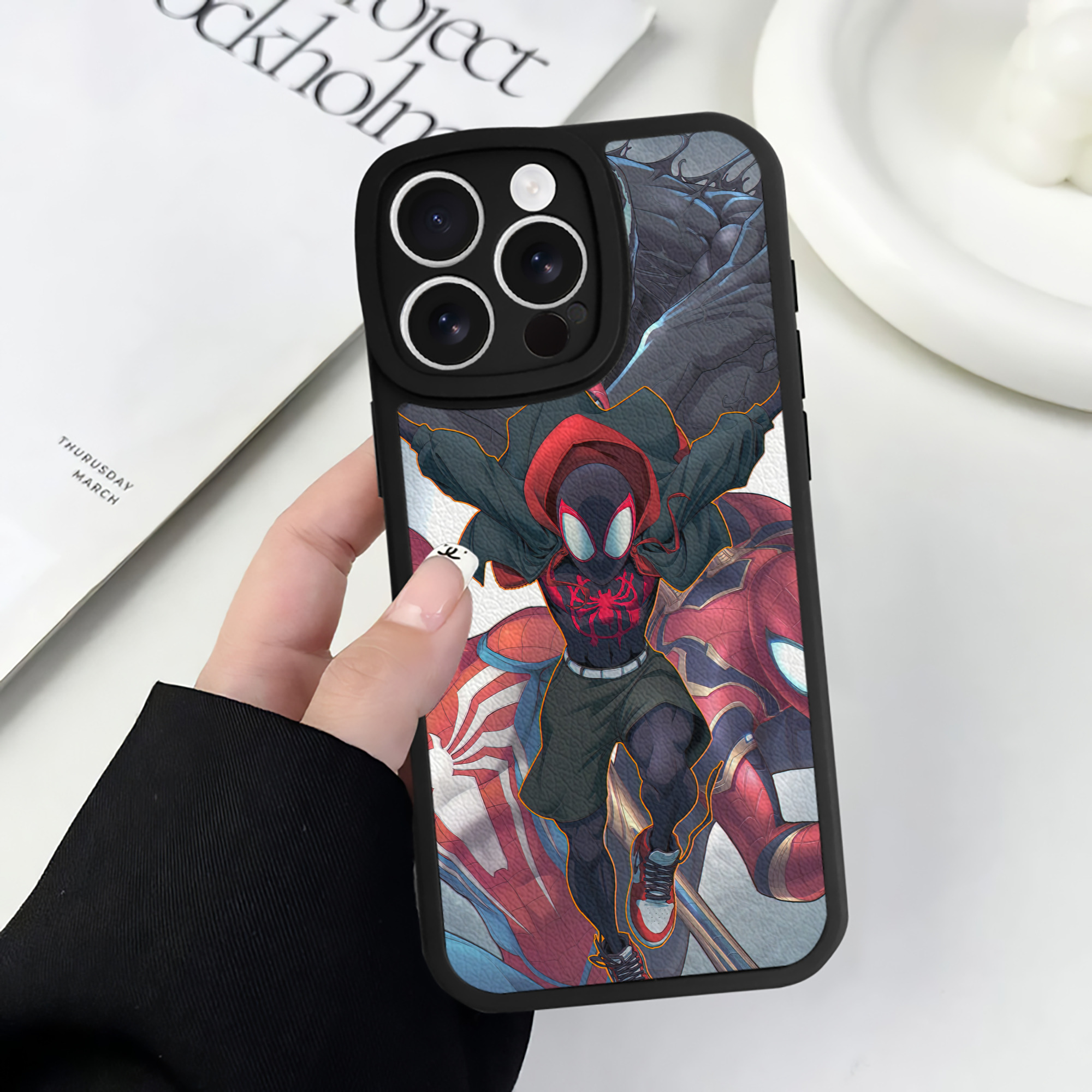 （画像用） Spider Man スパイダーマン 【iPhone 16シリーズ対応】シリコンスマホケース（レザー調） 材質：シリコン